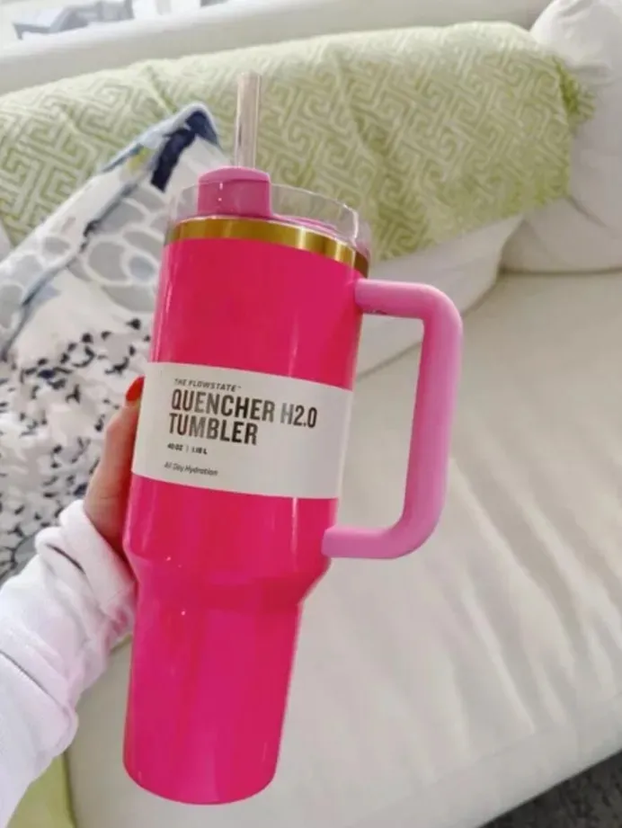 US STOCK Pink Parade Tumbler Quenching Same Logo 40oz Autobecher-Wasserflasche mit Edelstahl-Bechergriffdeckel und Strohhalm 1227