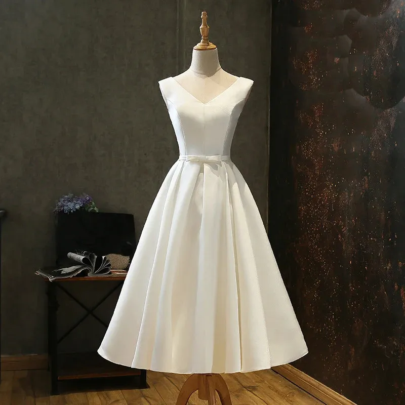 Vit vintage Satin Homecoming Dresses Tea-Length V-Neck ärmlös Öppna Back Short Prom Dresses Party Gowns Wedding Party Wear 231227