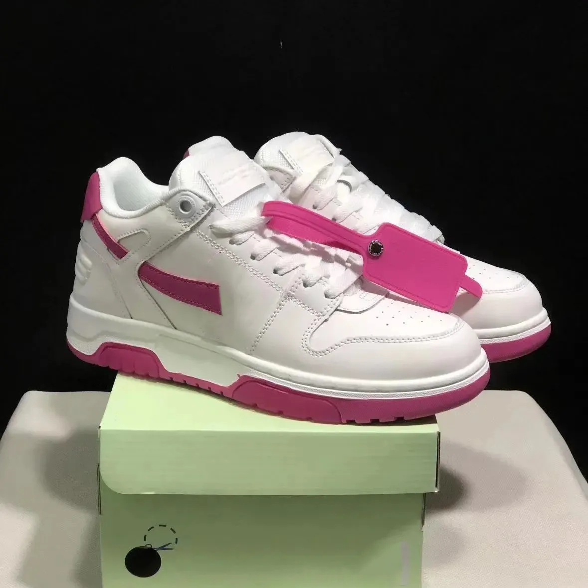DHgate.com:Unisex Casual Low-top Leather Sneakers in Classic