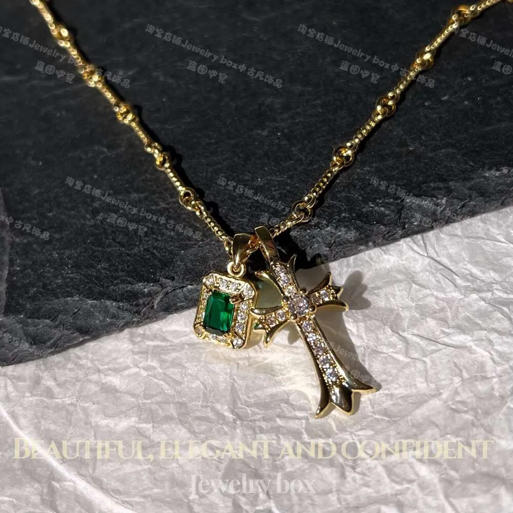 Designer ch Cross Luxury Chromes Pendant Necklace Emerald Copper Plated Heart Neckchain Sweater Chaver Lover Presentmärke GRATIS frakt Ny 2024 YMER