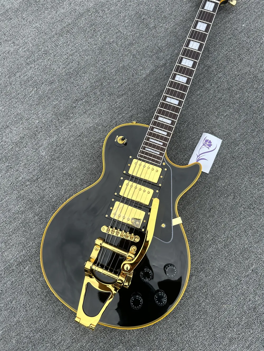 Chitarra elettrica personalizzata, logo giallo e rilegatura corpo, vibrato oro, accessori oro, spedizione rapida