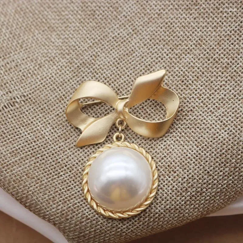 Brooches Fashion Matte Metal Bow Knot Large Pearl Pendant For Women Simple Baroque Brooch Temperament Jewelry Accessories