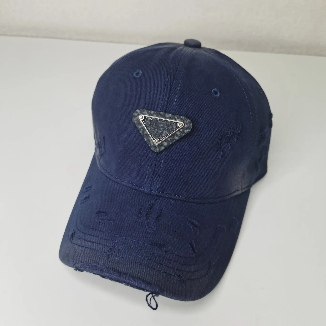 Cap designer cap luxury designer hat washed worn cotton baseball cap good fabric breathable not stuffy head four seasons can wear very good