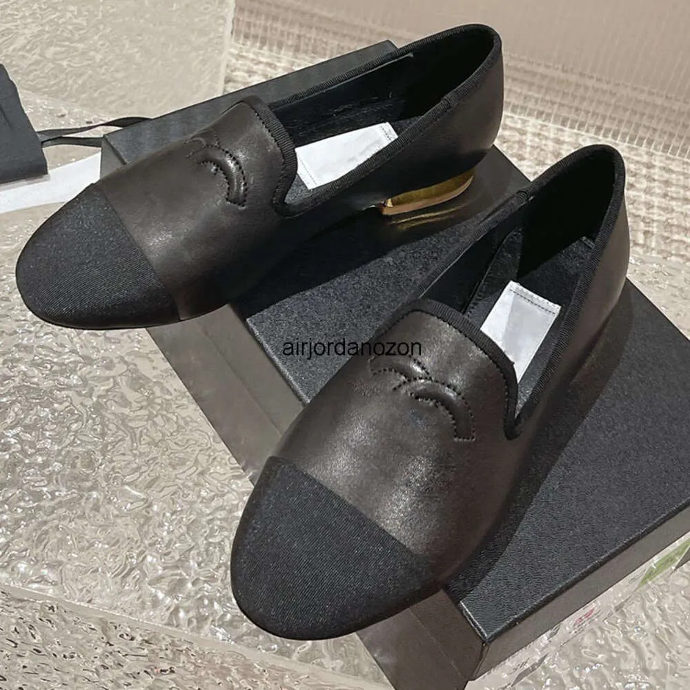 24ss Scarpe eleganti da donna con tacco basso Sandali slip on Designer Scarpe da balletto retrò Classiche pantofole nere Ciabatte da donna Infradito Scarpe casual da esterno per ragazze Taglia grande 41