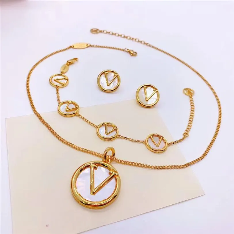 Europe America Style Jewelry Sets Lady Women Engraved V Initials Mother of Pearl Round Pendant Necklace Earnings Armband Sets249e