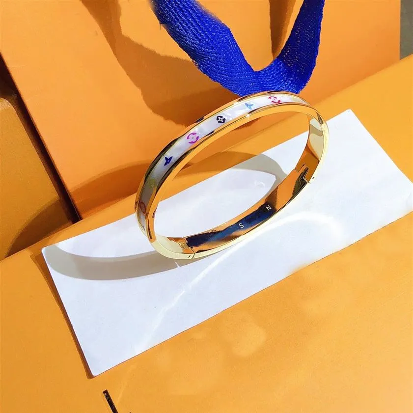 Nuevo estilo Pulseras Brazalete de mujer Joyería de diseño de lujo Chapado en oro de 18 quilates Amantes de la boda de acero inoxidable Brazaletes de regalo Accesorios W357q