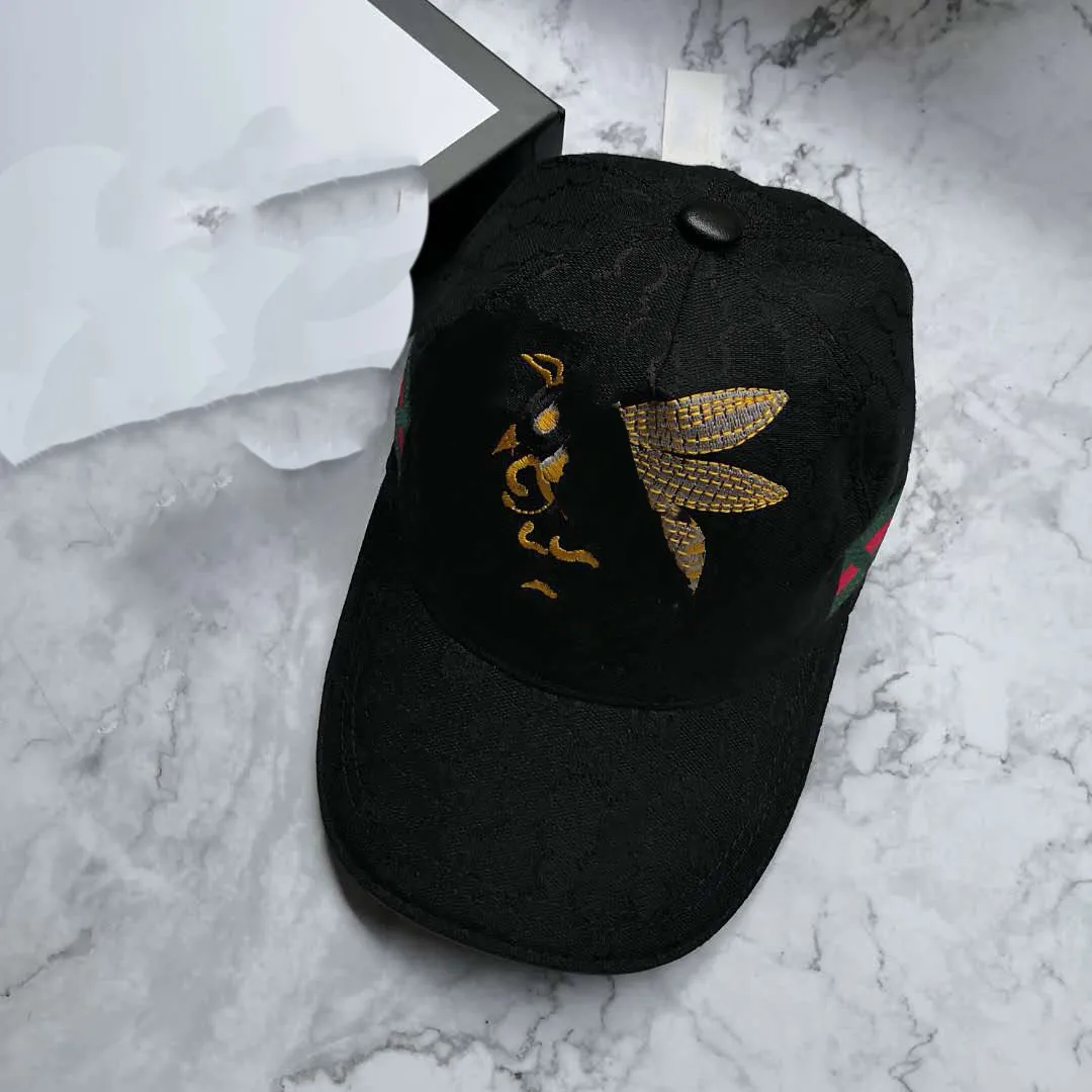 24ss açık tasarımcı beyzbol şapkaları erkekler için kadın için takıldı klasik siyah şapkalar lüks jumbo fraise tiger arı mektubu güneşlik sporu nakış plajı seyahat şapkaları ayar