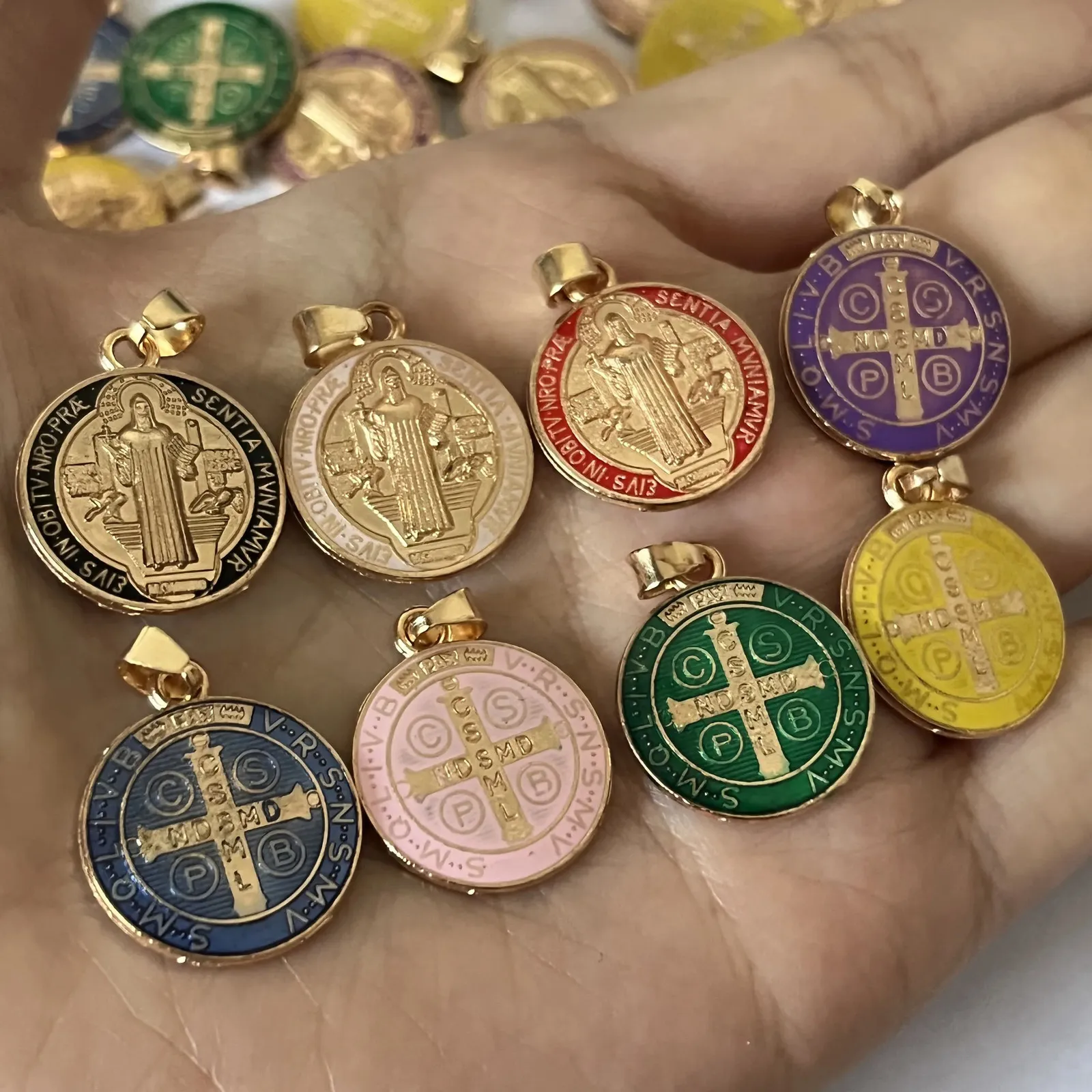 10 stycken religiösa multicolor Saint Benedict Medal Katolska guldpläterade SB -mynt San Benito Gift 231227