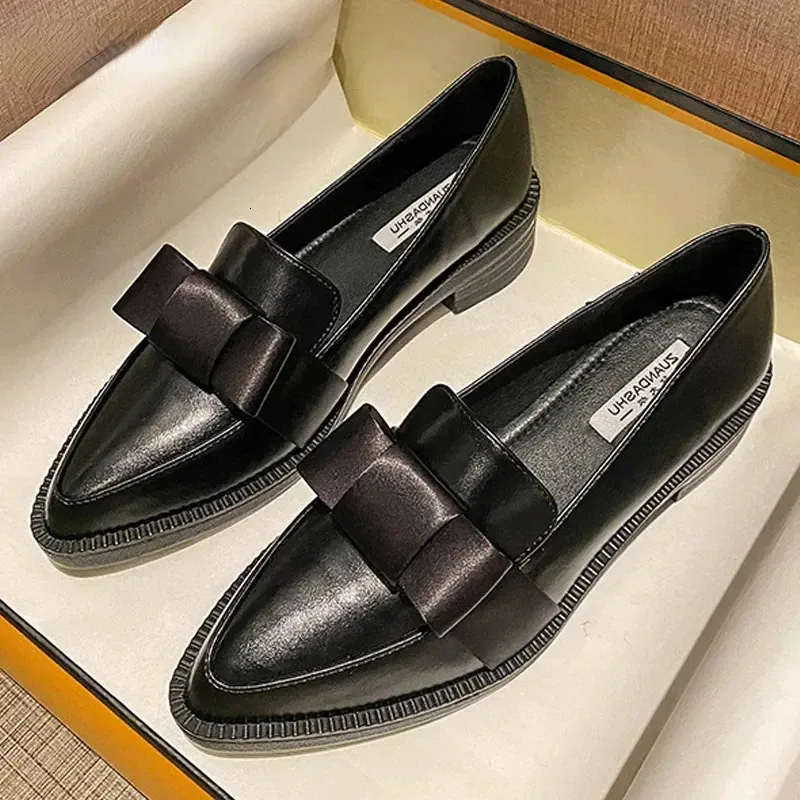 Retro Bowknot Oxfords Woman Flats slip på tjocka klackar loafers brittiska spetsiga tå små lädersko plus storlek 42 231227