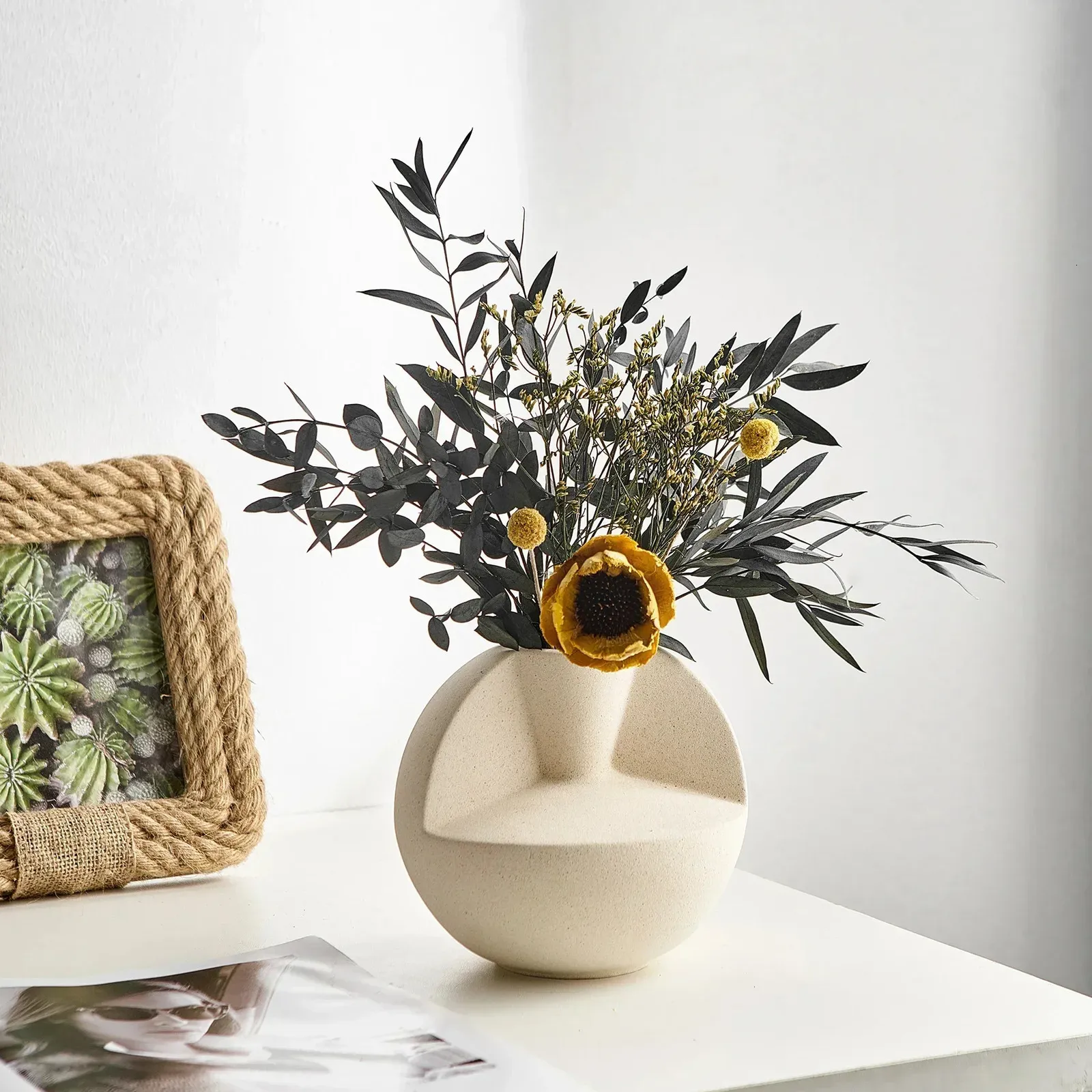 Creative Sphere Vase White Ceramic Flowerpot Living Room Decoration Accessories Torkade Flower Container Luxury Home Decor 231226