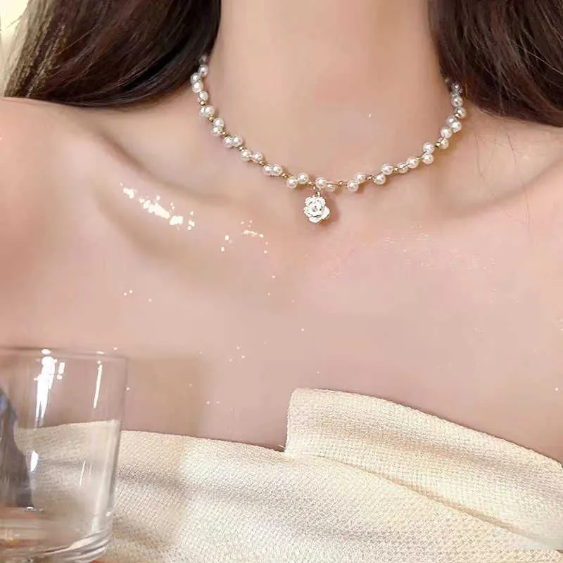 2024 DESIGNERS Collier de camélia en perles de style français pour femmes avec un sentiment de luxe et de polyvalencel ightl uxuryin ternetce lebrityco llarbonech ainpur edes