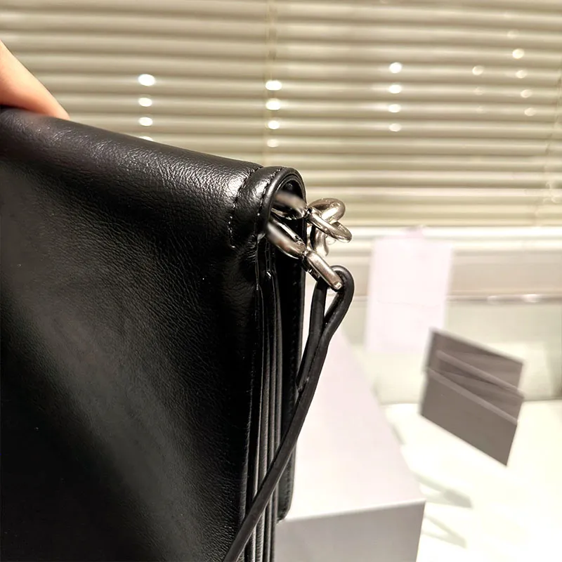 Bolsa de designer de moda A pele de bezerro super macia é ótima e pode ser transportada por todo o corpo ou as alças e correntes nas axilas podem ser removidas, tamanho pequeno 24X15cm