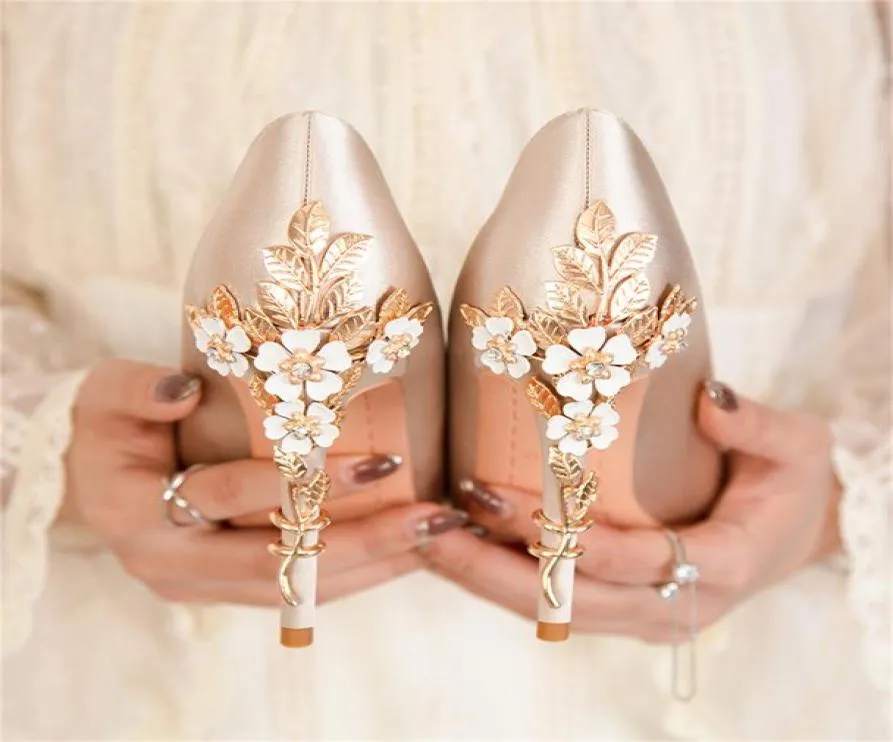 Sexig designer Rose Gold Wedding Shoes for Women Fashion Metal Flowers Pointed Rhinestones Crystal Thin High Pumps Heels For Bride 4416400