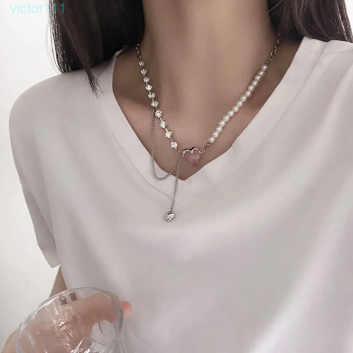 2024 Designers Ins Heart Splice Pearl Necklace Designkänsla High End Light Luxury Small Number Collar Necklace Nya coola tillbehör