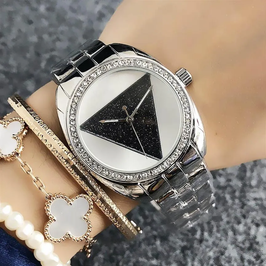 Modemärke Kvinnor Girl Crystal Triangle Style Dial Metal Steel Band Quartz Wrist Watch GS 21211c