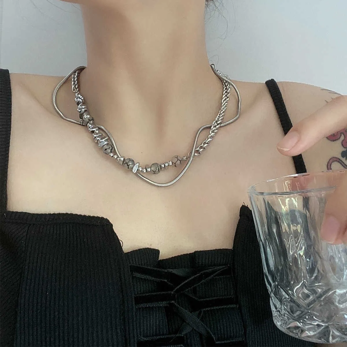 2024 Designers Nya kinesiska Natural Stone Titanium Steel -kedja Splicing Halsband Hane och kvinnlig neutral cool vind dubbelskikt Pärlor CLAVICLE Kedjedvattnet