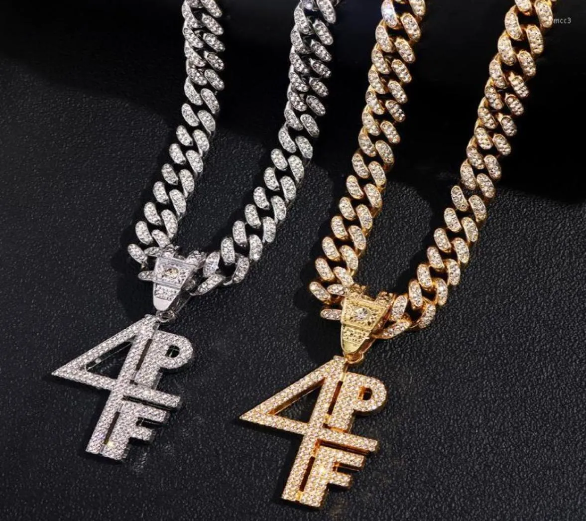 Anhänger Halsketten Hip Hop 4Pf Buchstabe Kristall Halskette mit 13 mm vereiserer Strasskubanerkette für Frauen Punk Jewelry2109068