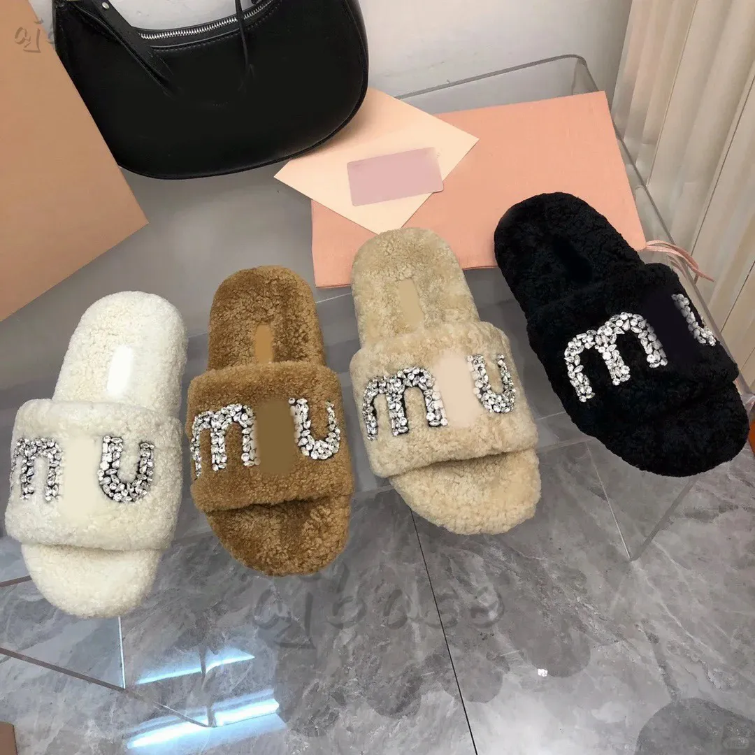 Miui Miui Luxuryshinestone 라인 스톤 다이아몬드 로고 모피 슬리퍼 여성 Paseo Paris 디자이너 Furry Flat Mule 슬라이드 패션 여성 솜털 플랫폼 샌들 실내 신발 슬라이더