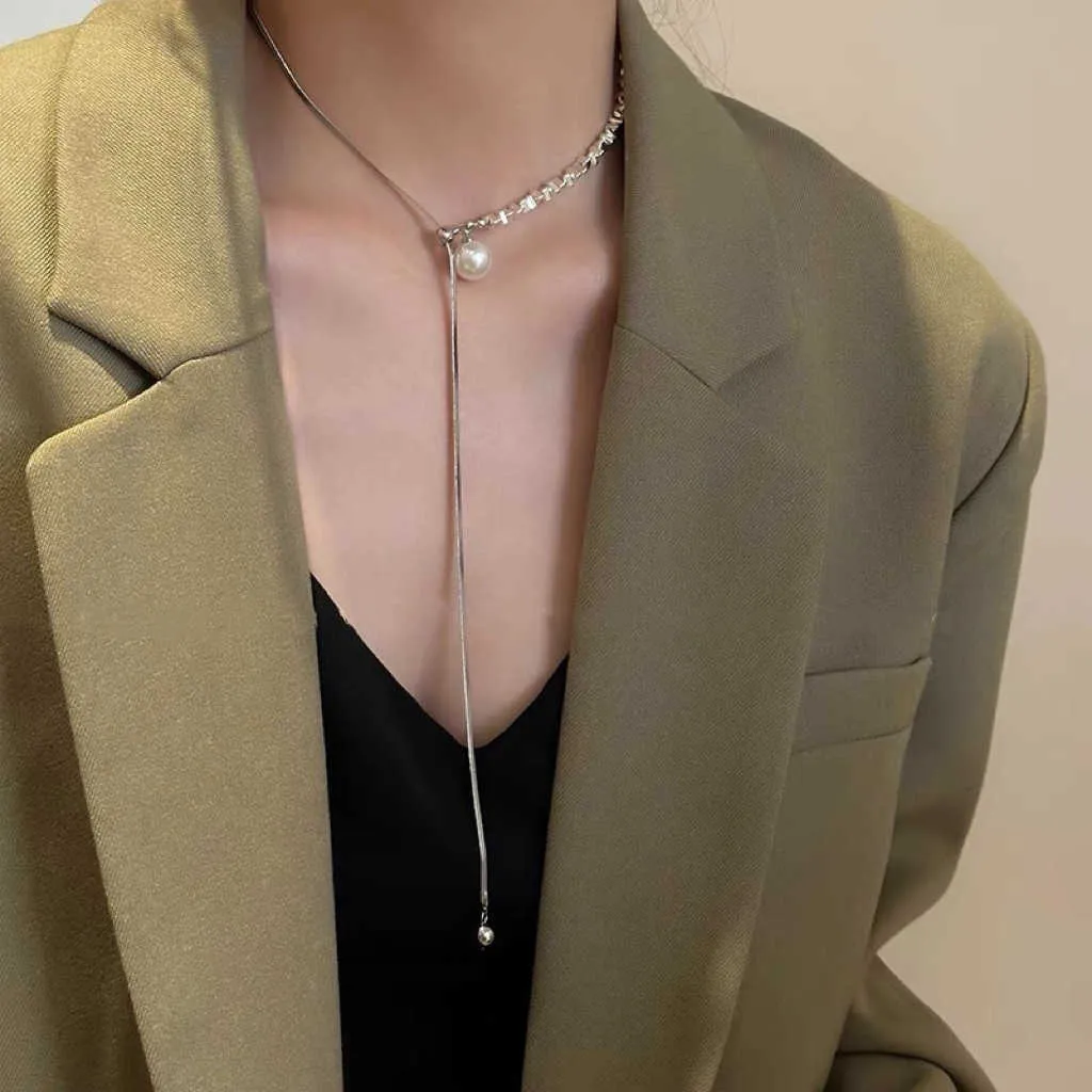 2024 Designers Autumn and Winter Luxury Fragmentered Silver Pearl Necklace For Women Populära Netizens Collar Chain Justerbar tröja kedja Neckkedja Fashion