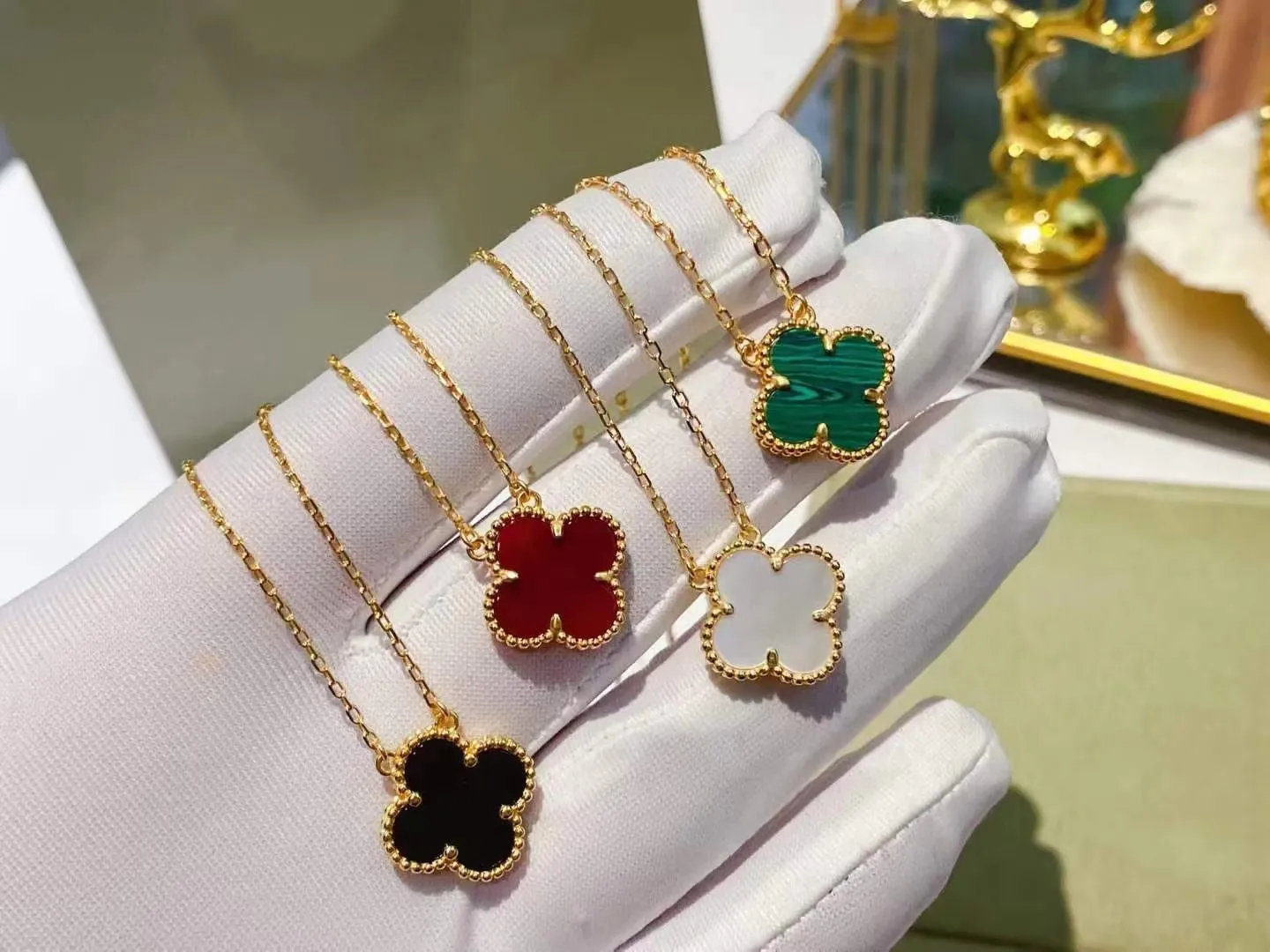 5A جودة VAN CLEEF 18K GOLD خمر الزخارف البرسيم ورقة السحر قلادة