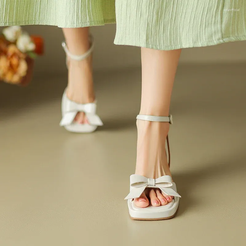 Geklede schoenen Dames sandalen van schapenvacht Franse Peep-toe gespbandjes Stijlvolle zomer met explosieve hakken