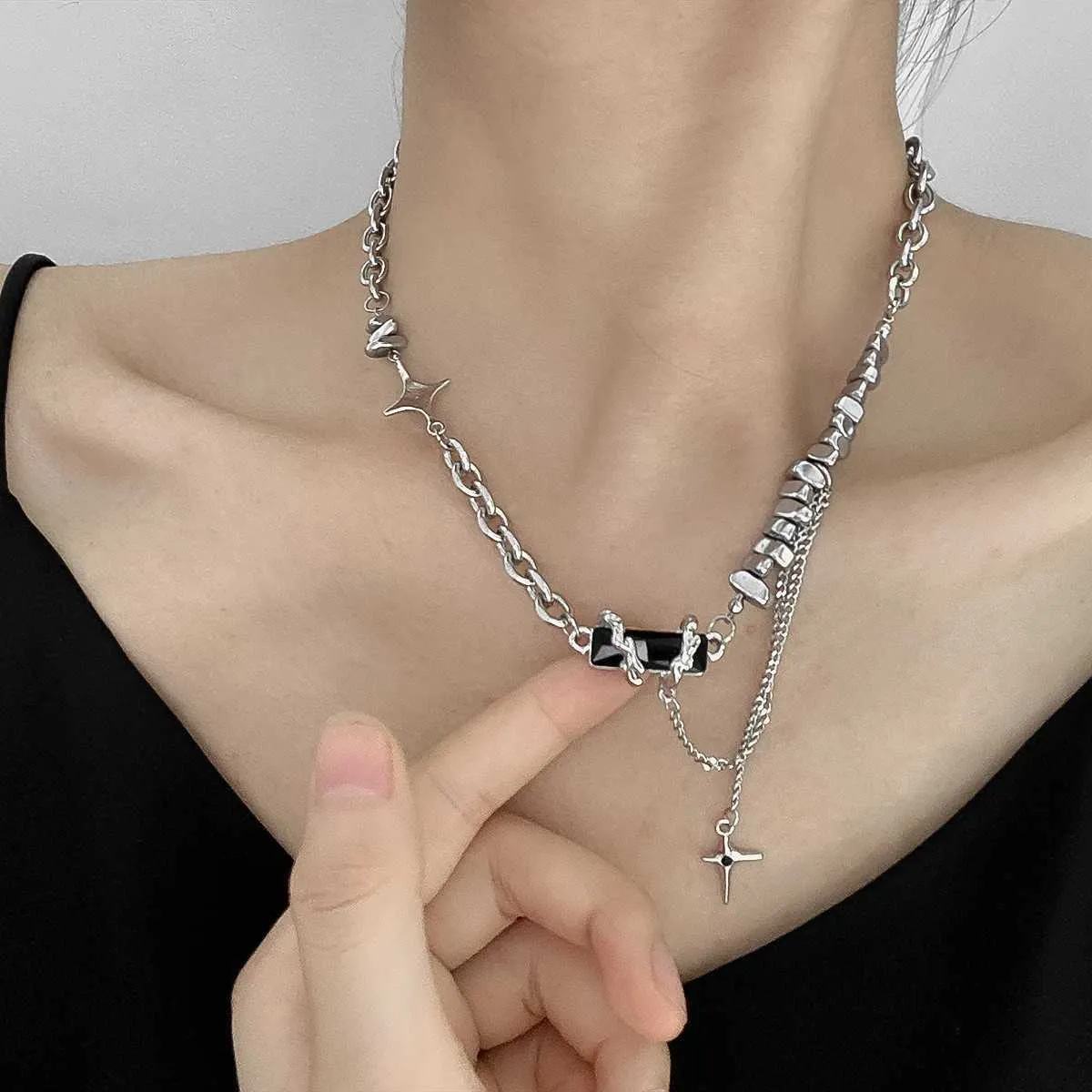 2024 ONTWERPERS Nieuwe minderheidsontwerp kronkelende zwarte kruissplitsing ketting heren en dames geavanceerde disco titanium stalen sleutelbeenketting mode