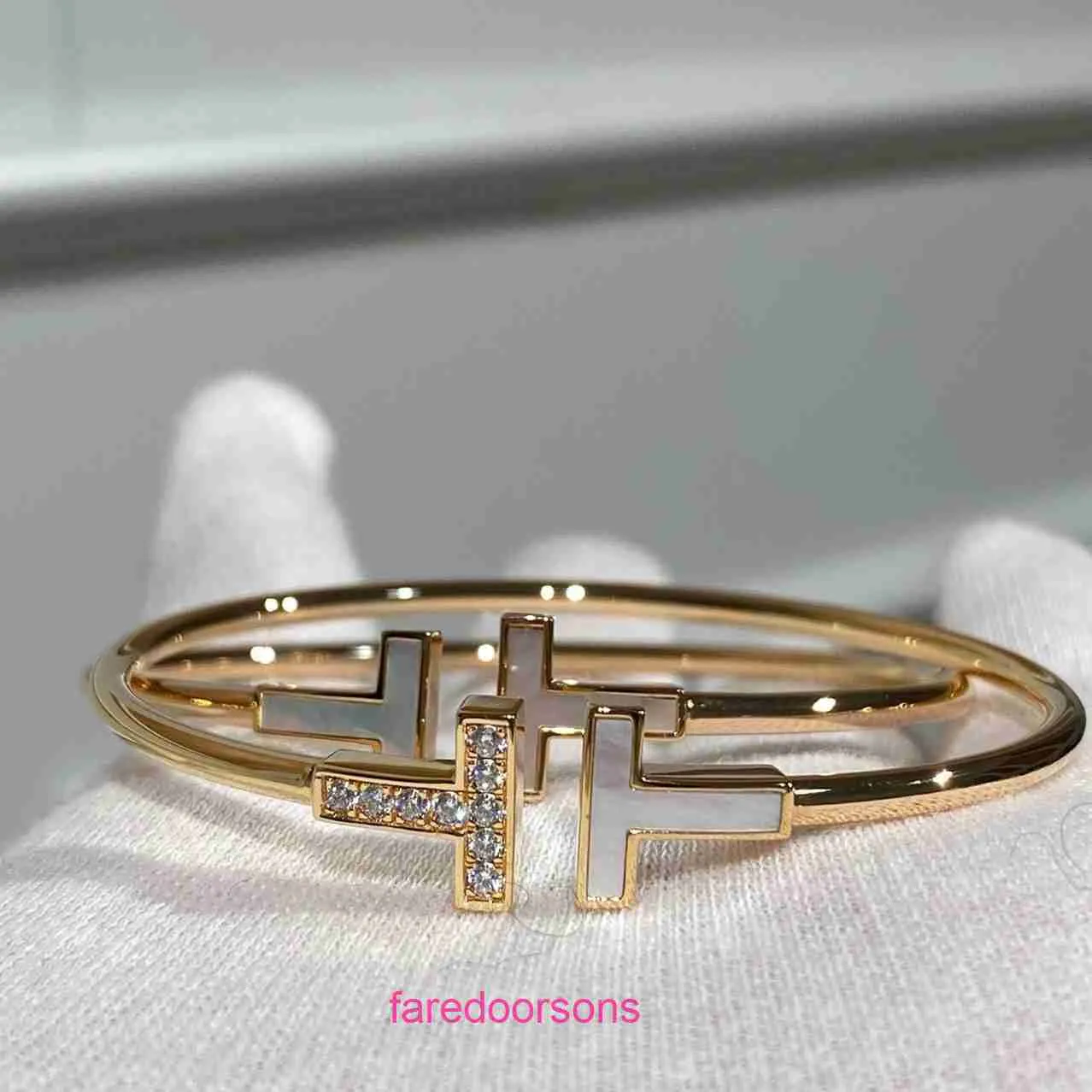Tifannissm Design Women Bead Bracelets Charm Luxury Jewelry for Lady Gift High version V Gold White Fritillaria Bracelet Spring Steel Pipe With Original Box