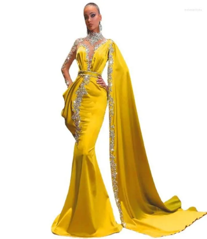Sıradan Elbiseler Altın Partisi Yüksek Boyun Boncuklu Rhines Denizkızı Prom Elbise Cape Uzun Kollu Saten Arapça Dubai1627720