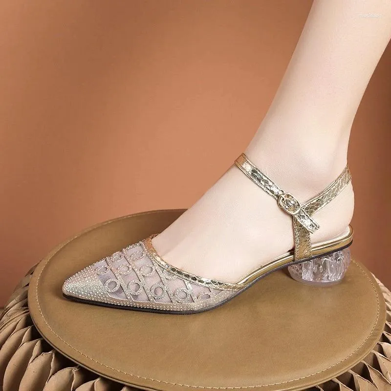 Klänningskor strassmätet utskuren baotou sandaler för kvinnor 2023 tjocka klackar kvinnors sommar lågvit