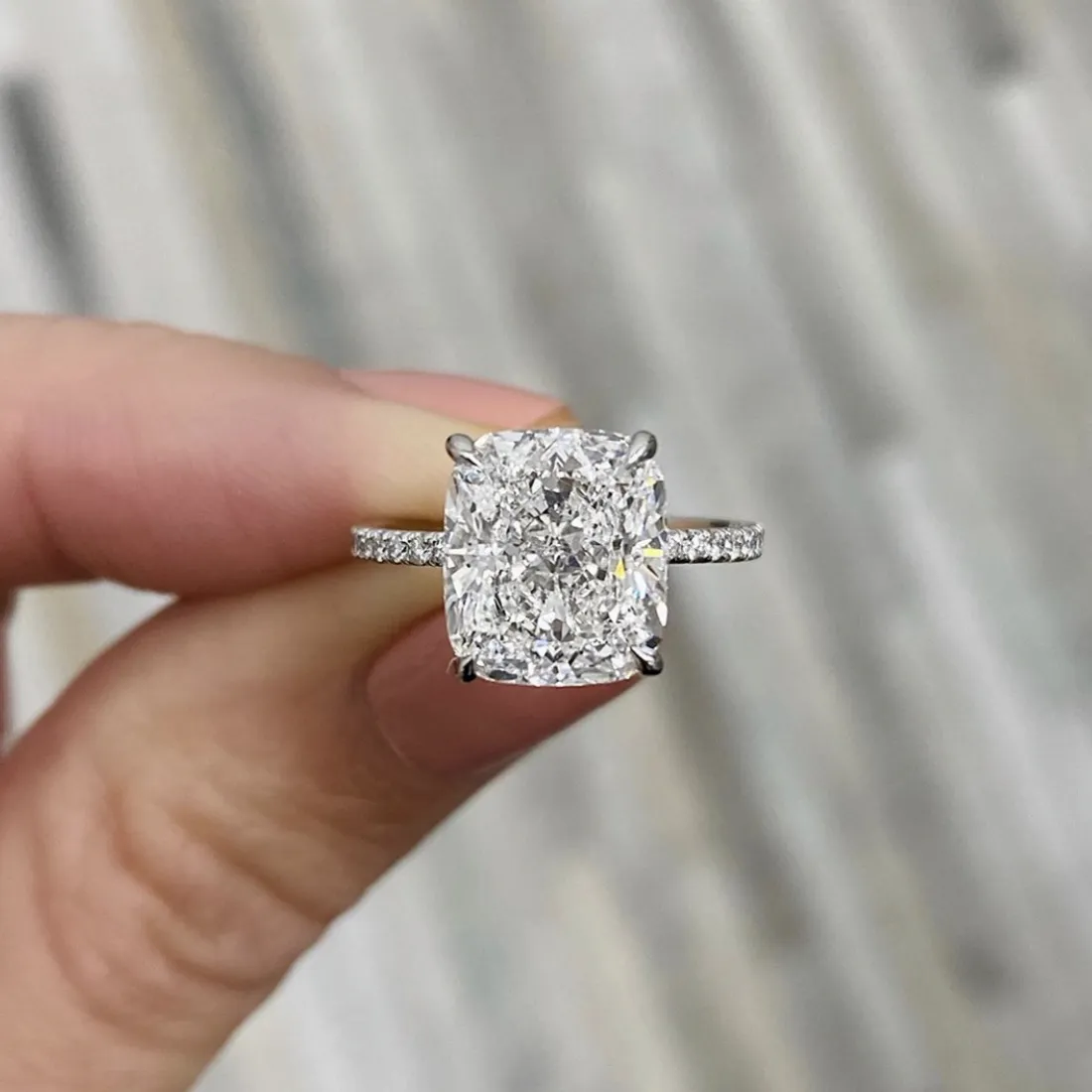 Anelli di fidanzamento in argento sterling 925 di lusso per le donne Anello con diamante simulato 4CT taglio radiante Gioielleria raffinata in platino