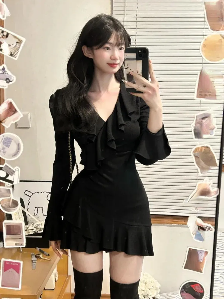 2023 Autumn French Elegant Black Y2k Mini Dress Caual Long Sleeve Short Party Office Lady Slim Pure Color Woman Chic 231228