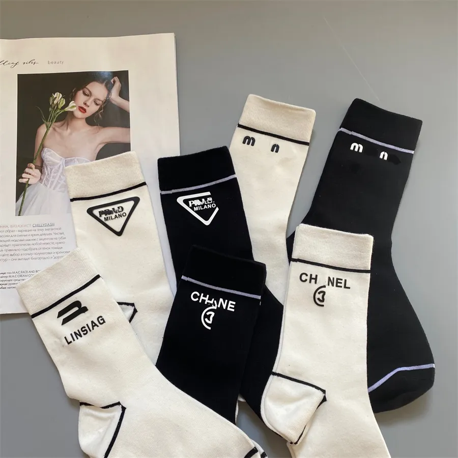 Chaussettes pour femmes, étiquette en cuir pressé à la main, chaussettes à rayures avec lettres à la mode, paire de chaussettes de base noires et blanches