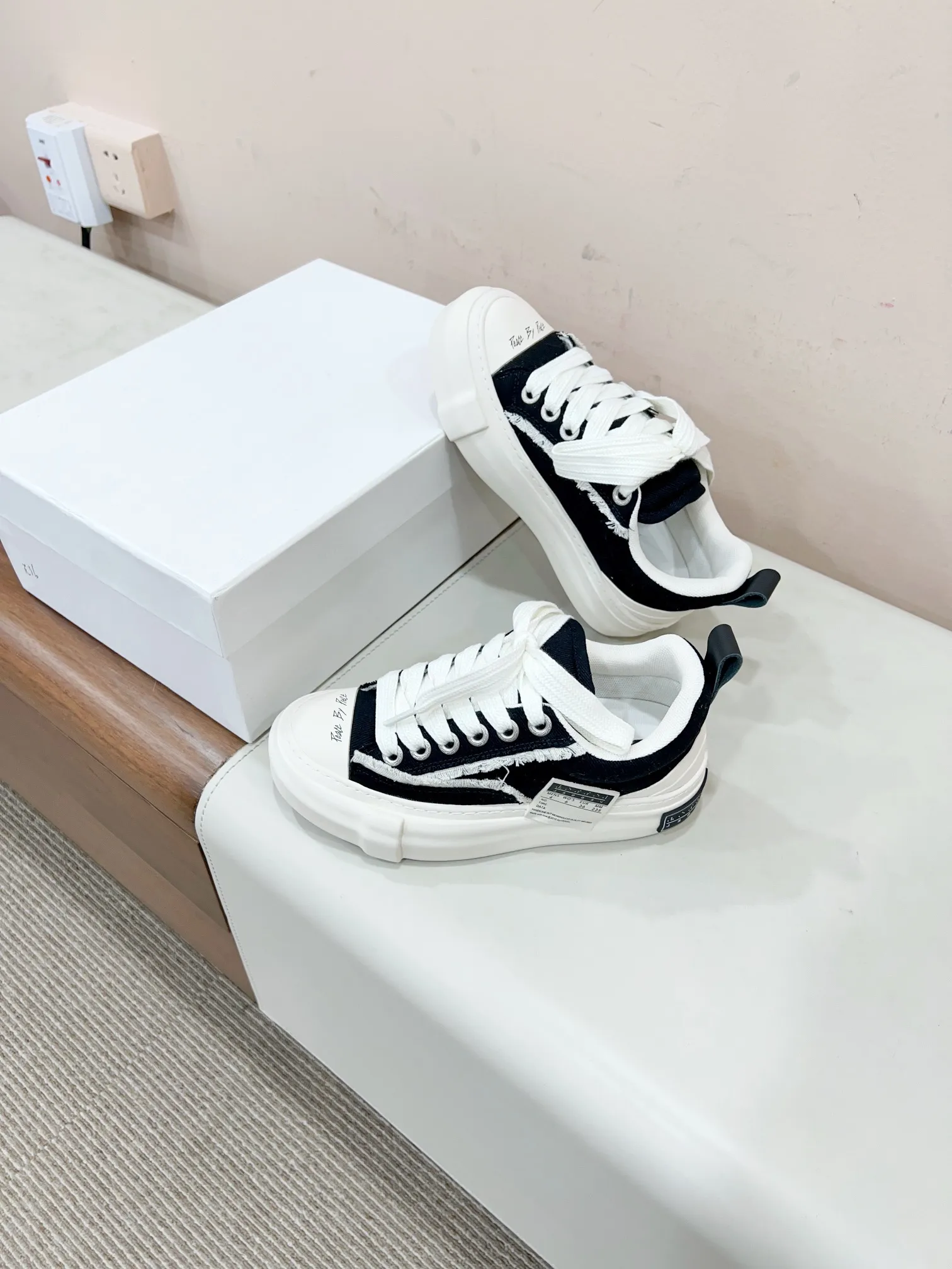 Nowe przybycie Piękne damskie projektanty Casual Designer Wysokiej jakości buty Sneaker UE Rozmiar 35-40