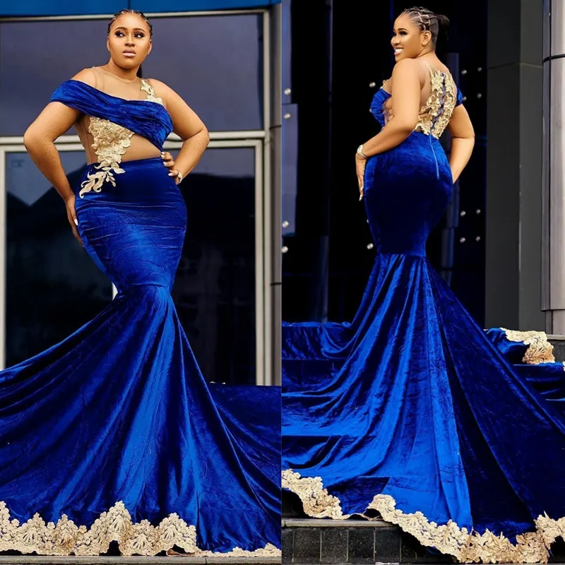 Royal Blue Velvet Aso Ebi Prom Dresses Sheer Neck Mermaid Appliced ​​Spets Evening Formal Dress for Specail Occasions Födelsedagsfestklänningar Second Reception Gown St716