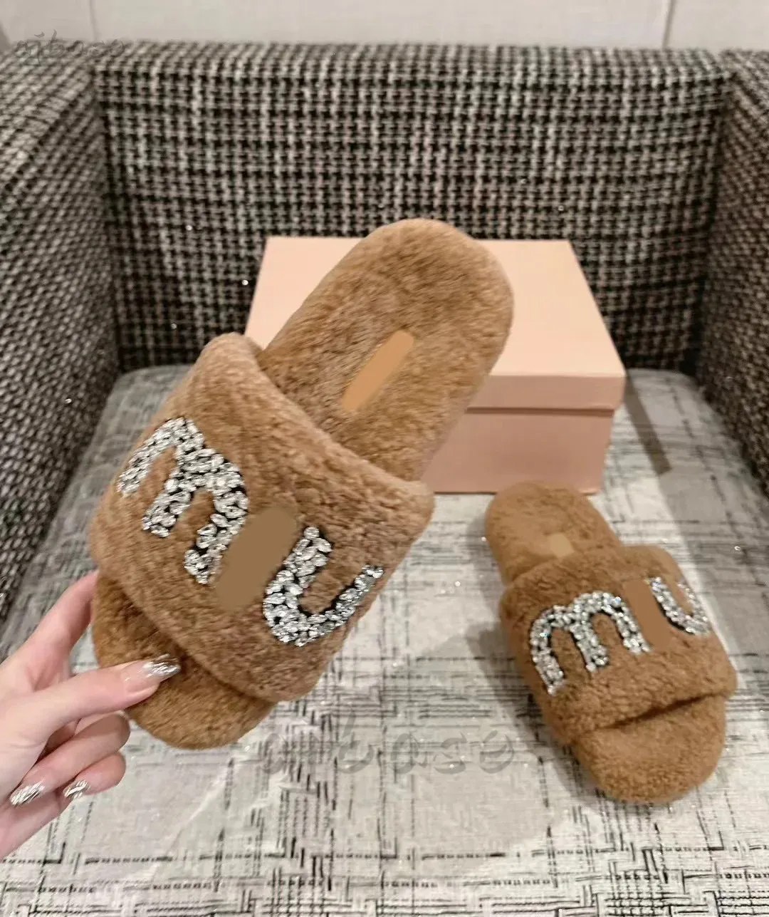 Miui Miui Designer Luxurys Rhingestone Diamond Logo Fur Slippers Femme Paseo Paris Designer Furry Mule plat Slides Ladies Fluffy Plateforme Sandales Indoor chaussures