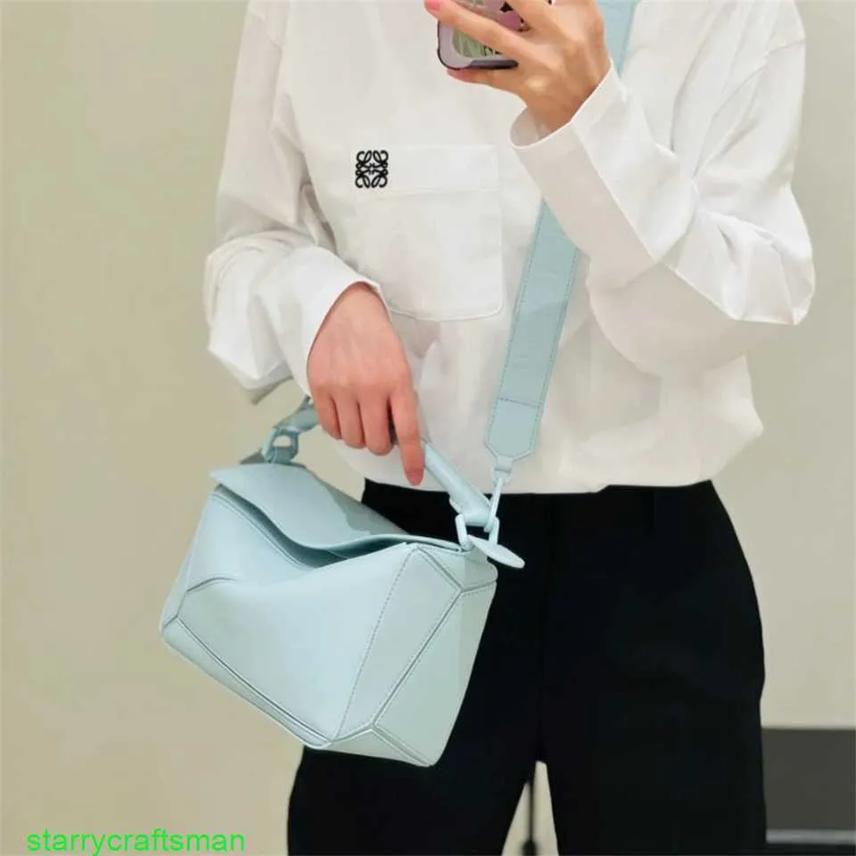 Loewies BagsレディースレザーショルダーバッグLuo Yijia Geometric Bag New Glacier Blueスプライスされたダイヤモンドチェッカーバッグ大容量通勤バッグユニセックスHB8V