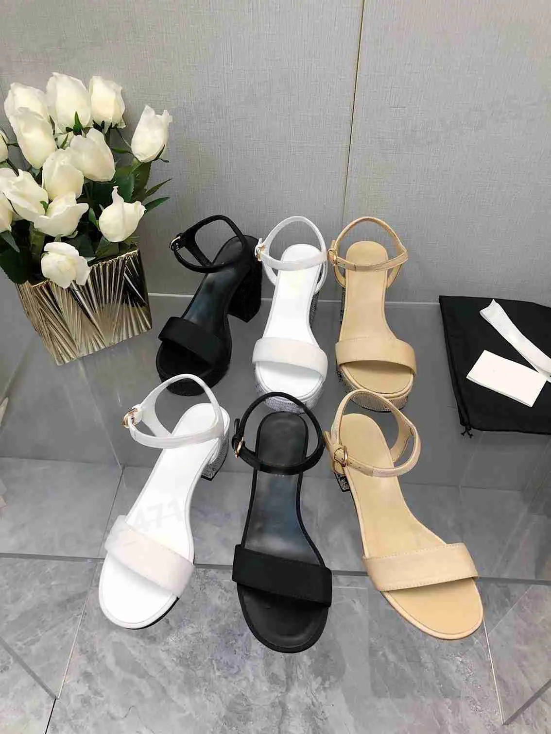 Designer Sandals Classic High Heels Luxury Women Metallic Laminated Leather Flat Heel Sandals Summer Beach Wedding Shoes Formal Shoes