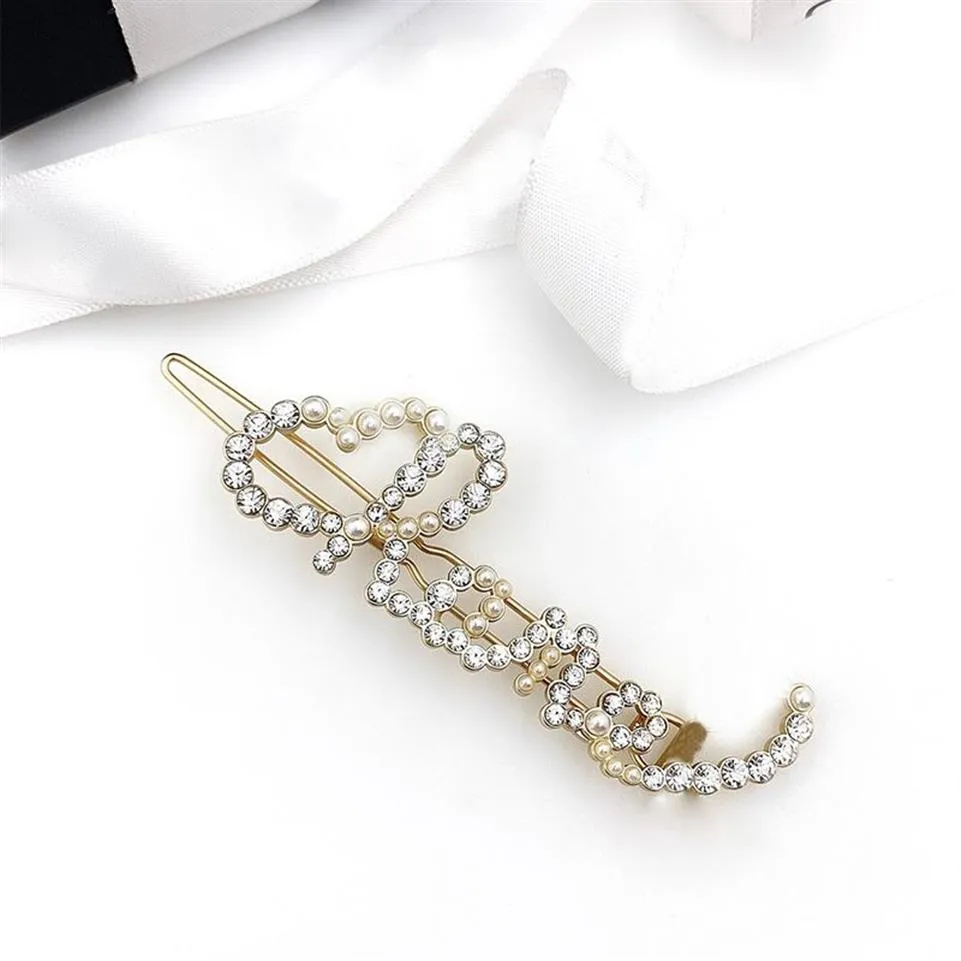 Kvinnors hårklämma Lyxig designer smycken Hairpin Diamond Clips Pearl Letter Hair Clip Pins Headdress Metal Clips For Bride Pannband344i