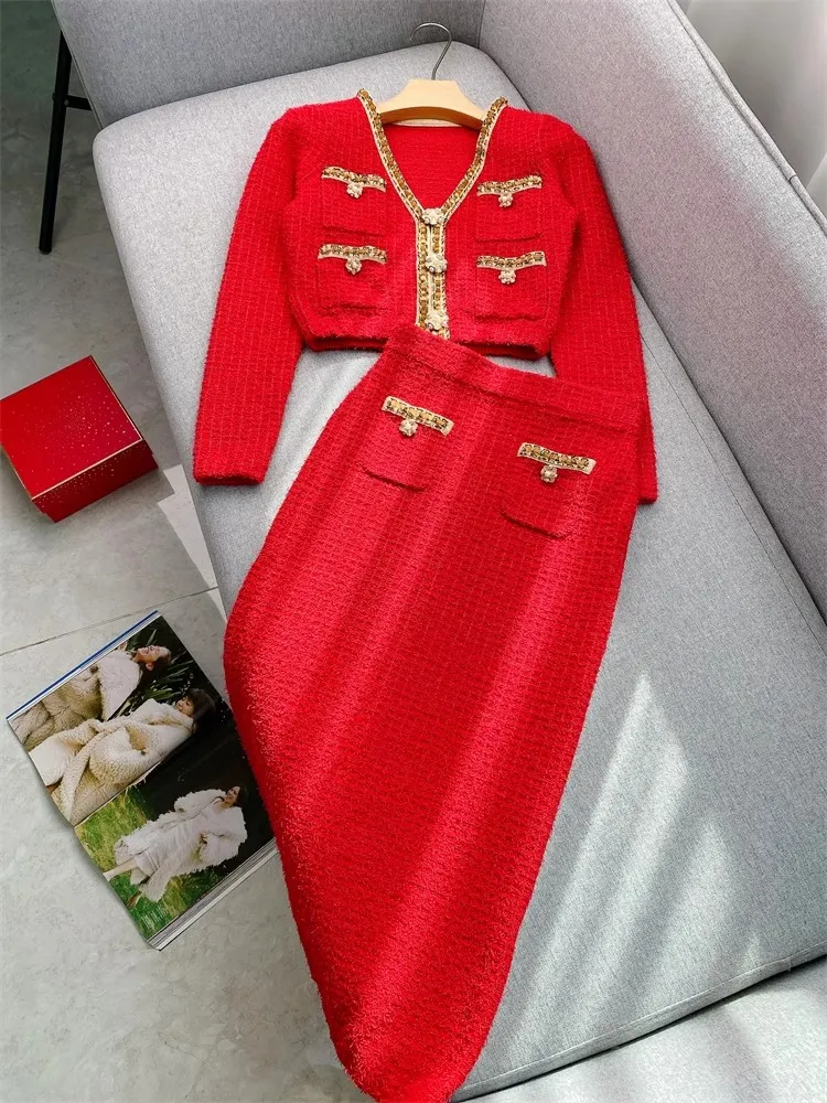 2024 Spring Red Beading Two Piece Dress Set Long Sleeve V-Neck stickad enkelbröst kappa + Höga midjor fickor Mid-kalvkjol Set Two Piece Suits W3D294019