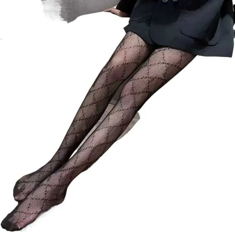 Chaussettes Bonneterie Bas longs sexy femmes mode bonneterie blanc et noir collants en dentelle fine respirant doux lettre creuse imprimé collants serrés chaussette de créateur sans