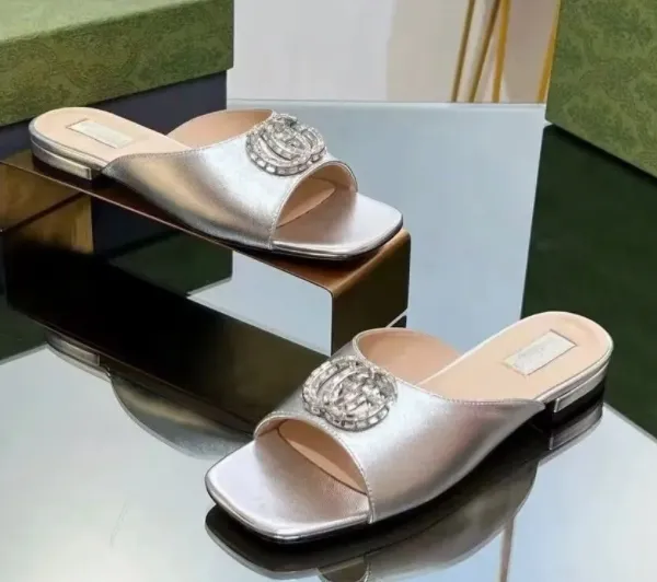 Letnia marka kobiet przesuwaj płaskie sandały kryształowe buty błyszczące sprzętowe kapcie plażowe patent skórzany nagi czarny zielony dama spacery