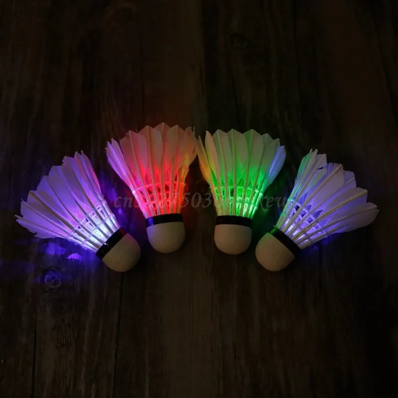 4 pièces nuit sombre coloré LED volant de Badminton Birdies éclairage plume 231229