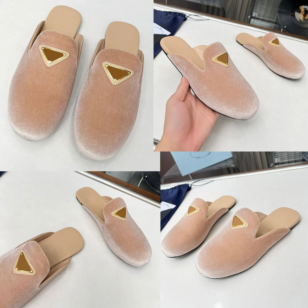 Chaussons en velours Velvet slippers 1S386N designer slipper Luxury Slippers Ces au design sophistique doux affichent des lignes epurees au charme contemporain