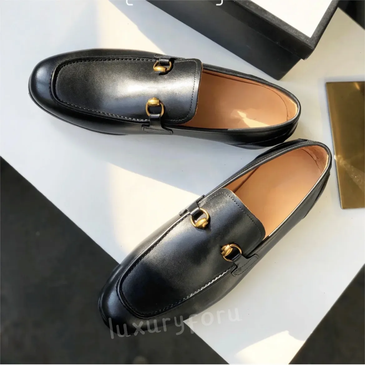 2024 Luxe Italiaanse mannen Dress Shoes Men Men Designer Loafers schoenen Oxford Echt lederen mocassins Brown Black Men Classic Hoogwaardige trouwkantoor Formele schoenen