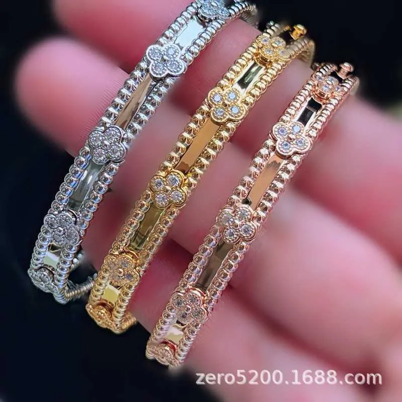 Designer Luxury 18K Gold Van Clover Armband med mousserande kristaller och diamanter Ultimate Symbol of Love and Protection En perfekt gåva för Women Girls Bej0
