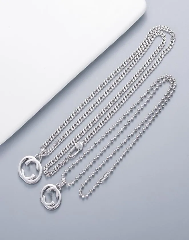 Plusieurs marques tendance vendant des colliers à pendentif lettre G. La chaîne est polyvalente pour les hommes et les femmes. Le même collier ne se décolore pas 6491877.