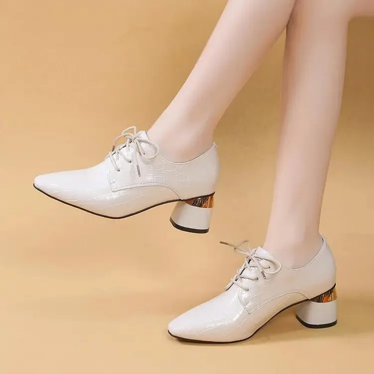 Boots Women تضخ الأحذية أنثى أنثى الكعب العالي سيدة مربع أخمص القدمين كلاسيكيات الربيع الخريف زلة أسود على أحذية جلدية