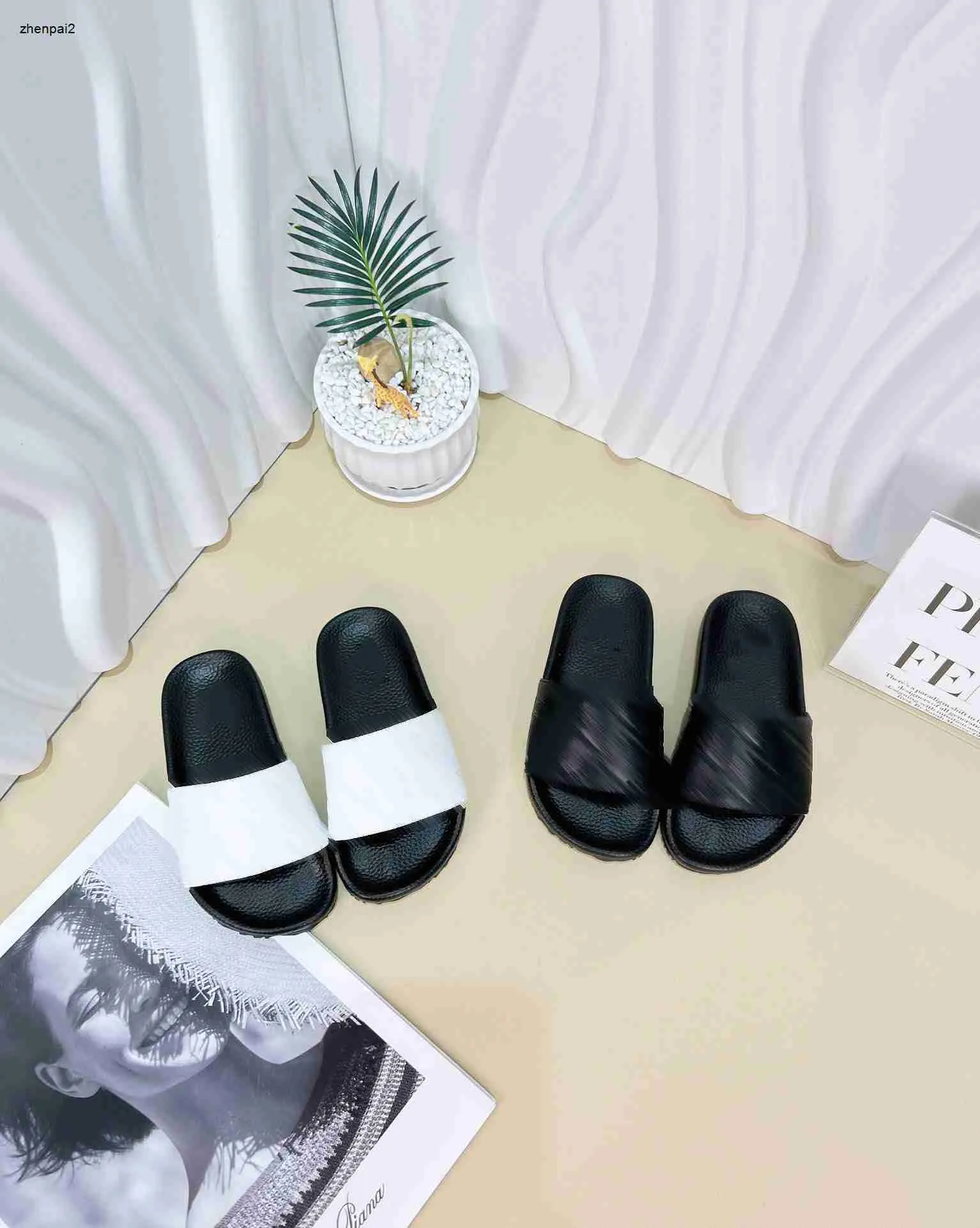 Luxus-Hausschuhe für Kinder, Sommer, Buchstaben-Tiefdruck, Babyschuhe, Größen 26–35, inklusive Schuhkarton, Designer-Sandalen für Jungen und Mädchen, 20. Dezember