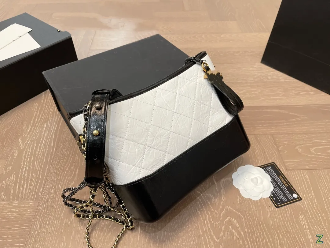 Designer tas Echt lederen ketting kleine vierkante tas 2023 nieuwe wandeltas enkele schouder crossbody tas modieuze retro veelzijdige koeienhuid damestas