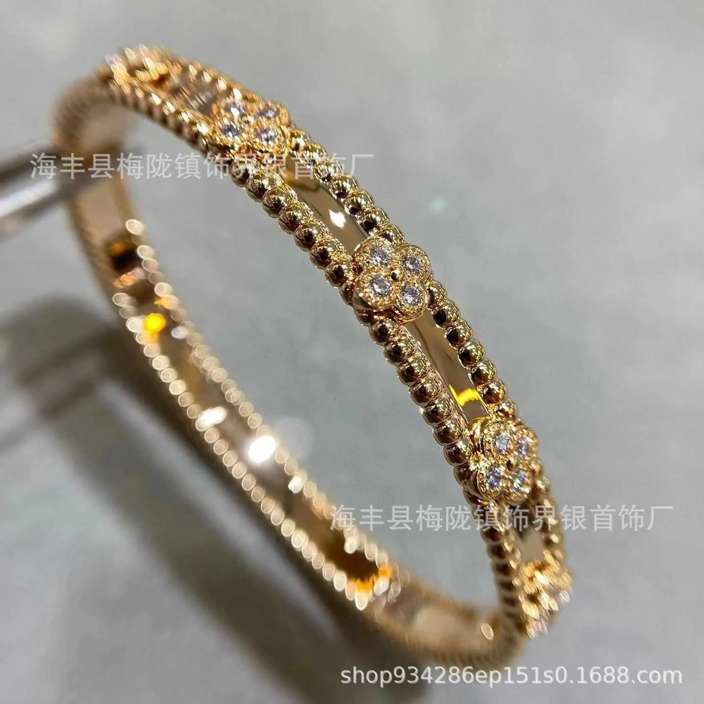 Роскошный дизайнерский браслет Van Clover из 18-каратного золота со сверкающими кристаллами и бриллиантами. Непревзойденный символ любви и защиты. Идеальный подарок для женщин и девочек 1419.